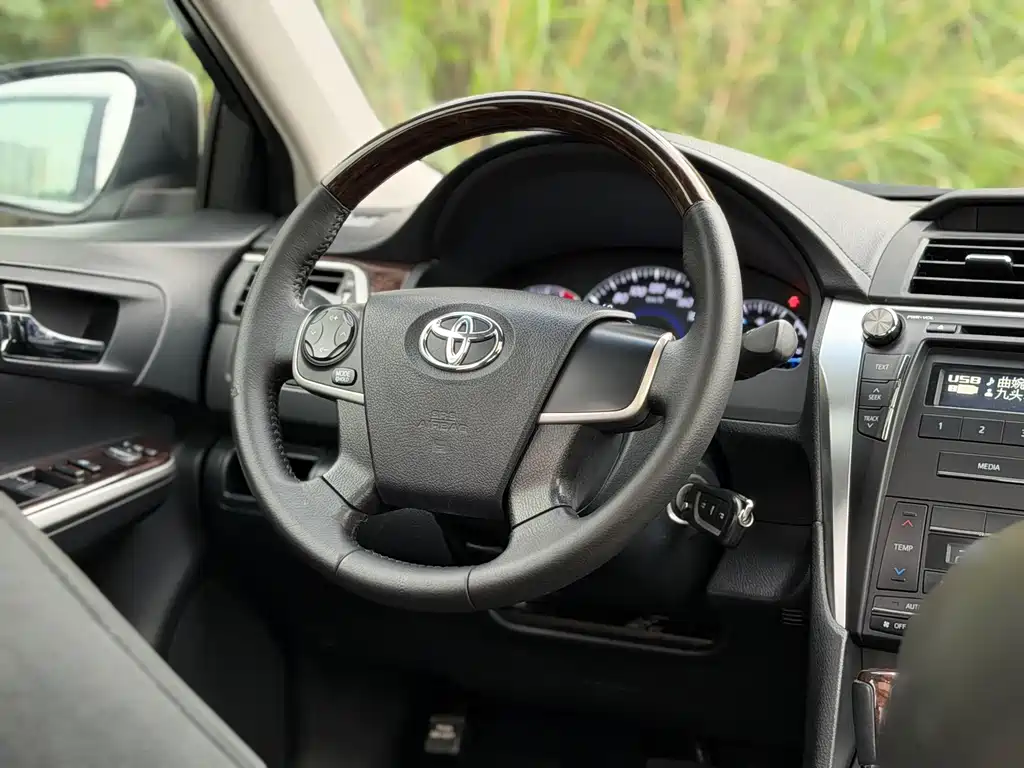 Toyota Camry 2015 — фото 19