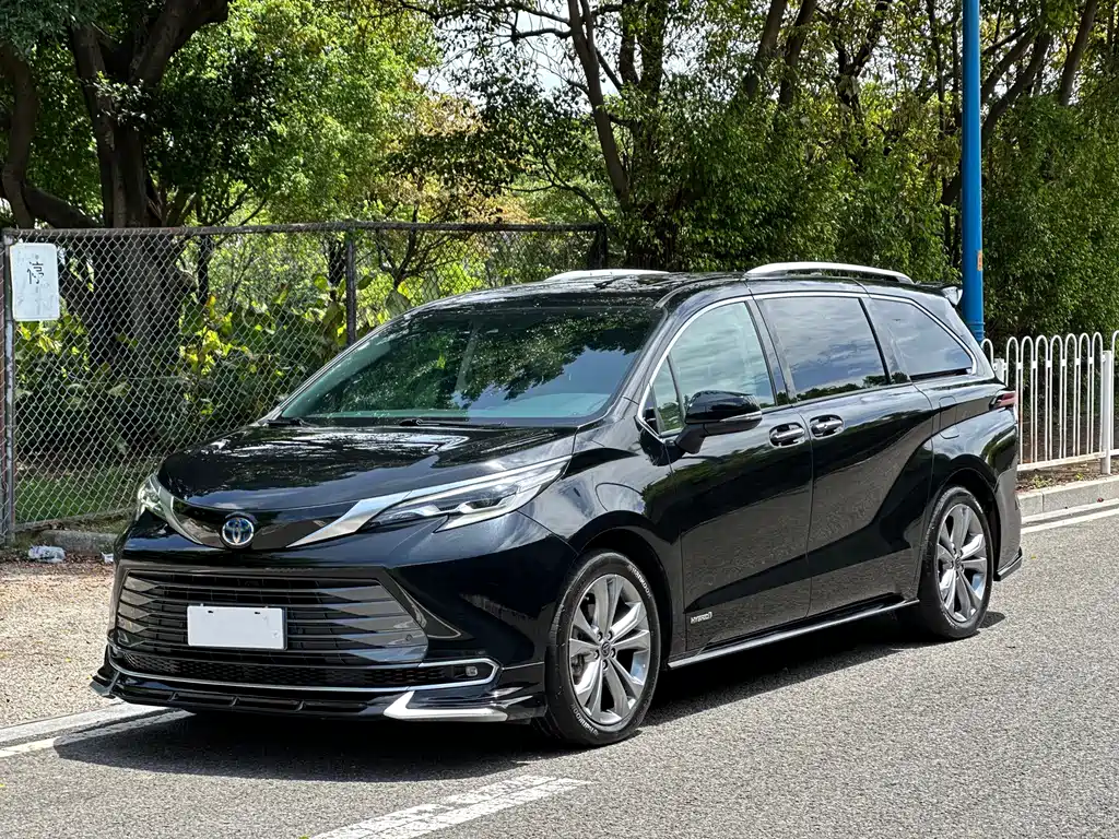 Toyota Sienna 2023 — фото 1