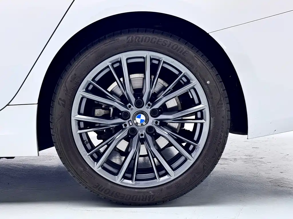BMW 3 Series 2024 — фото 16