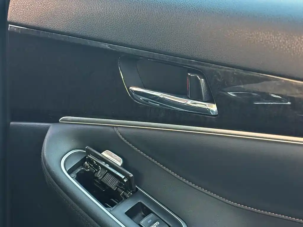 Toyota Crown 2017 — фото 13