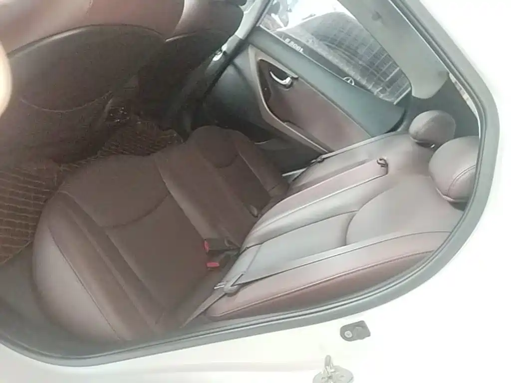 Hyundai Elantra 2016 — фото 17