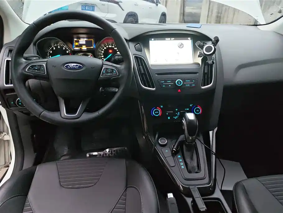 Ford Focus 2016 — фото 12