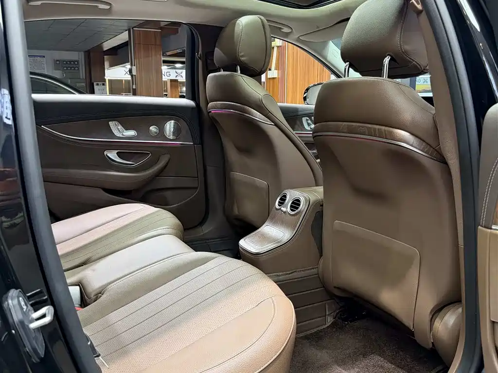 Mercedes-Benz E-Class 2023 — фото 18
