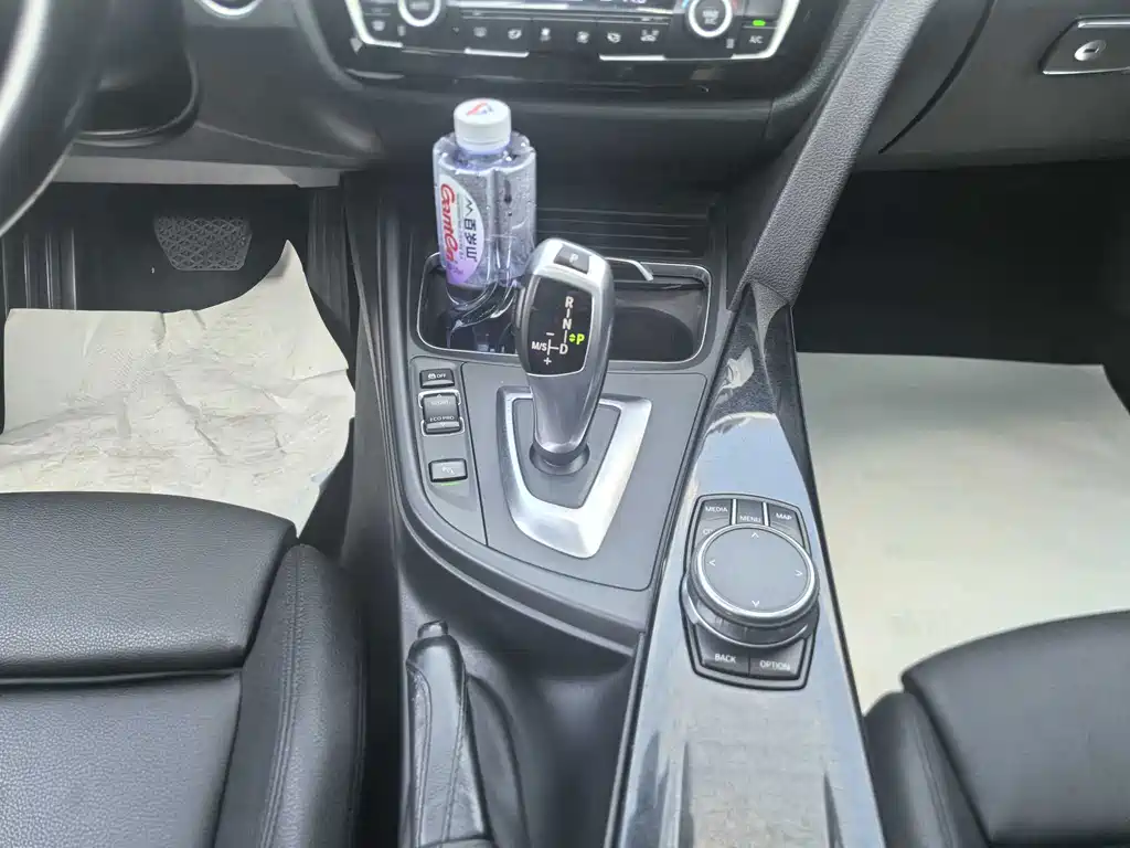 BMW 3 Series 2018 — фото 14