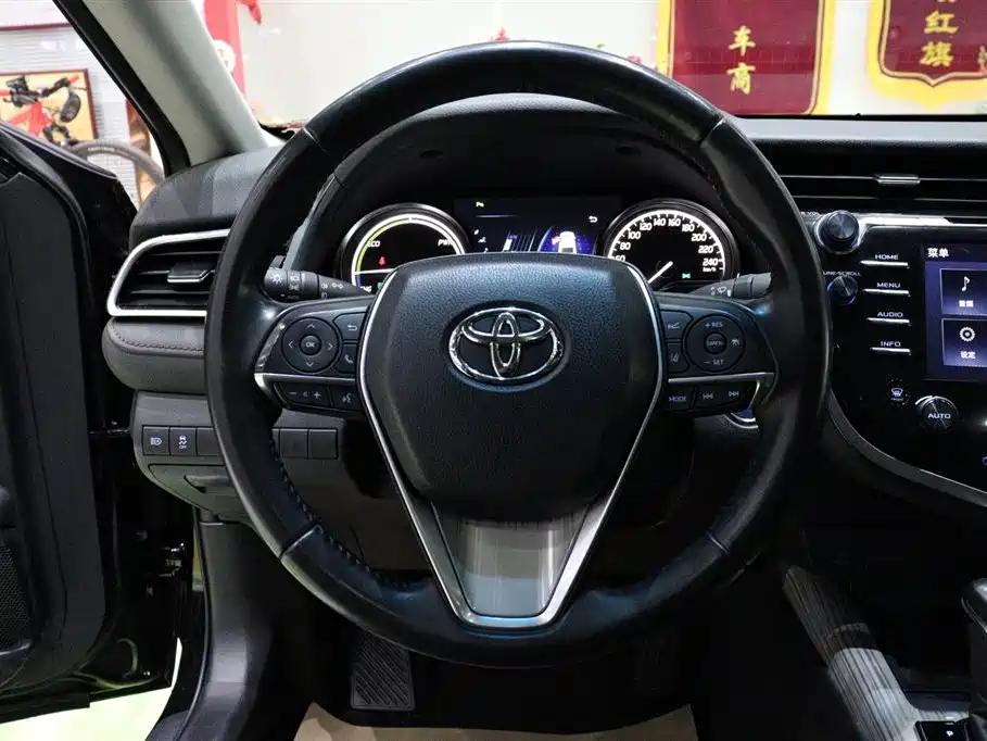 Toyota Camry 2019 — фото 16