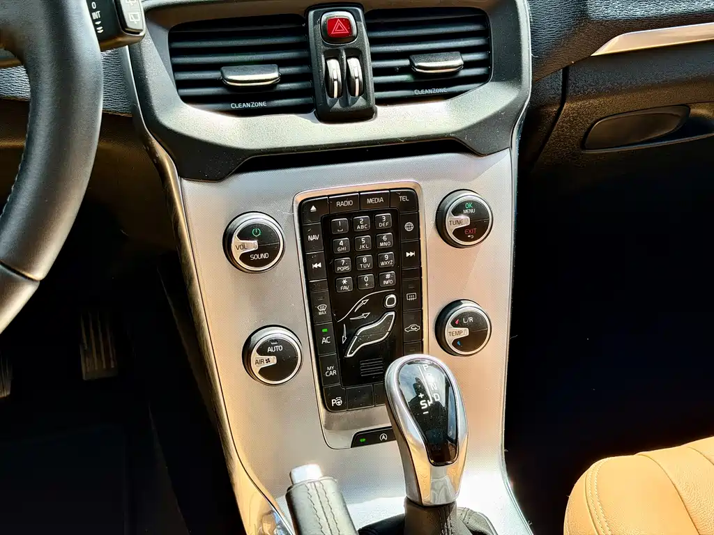 Volvo V40 2017 — фото 12