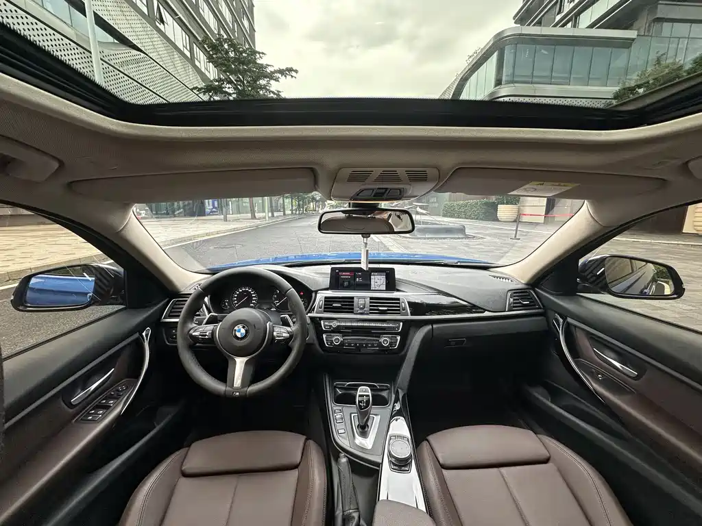 BMW 3 Series 2019 — фото 14