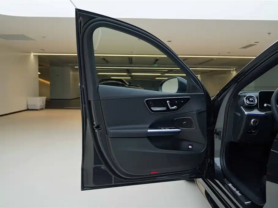 Mercedes-Benz C-Class 2023 — фото 15
