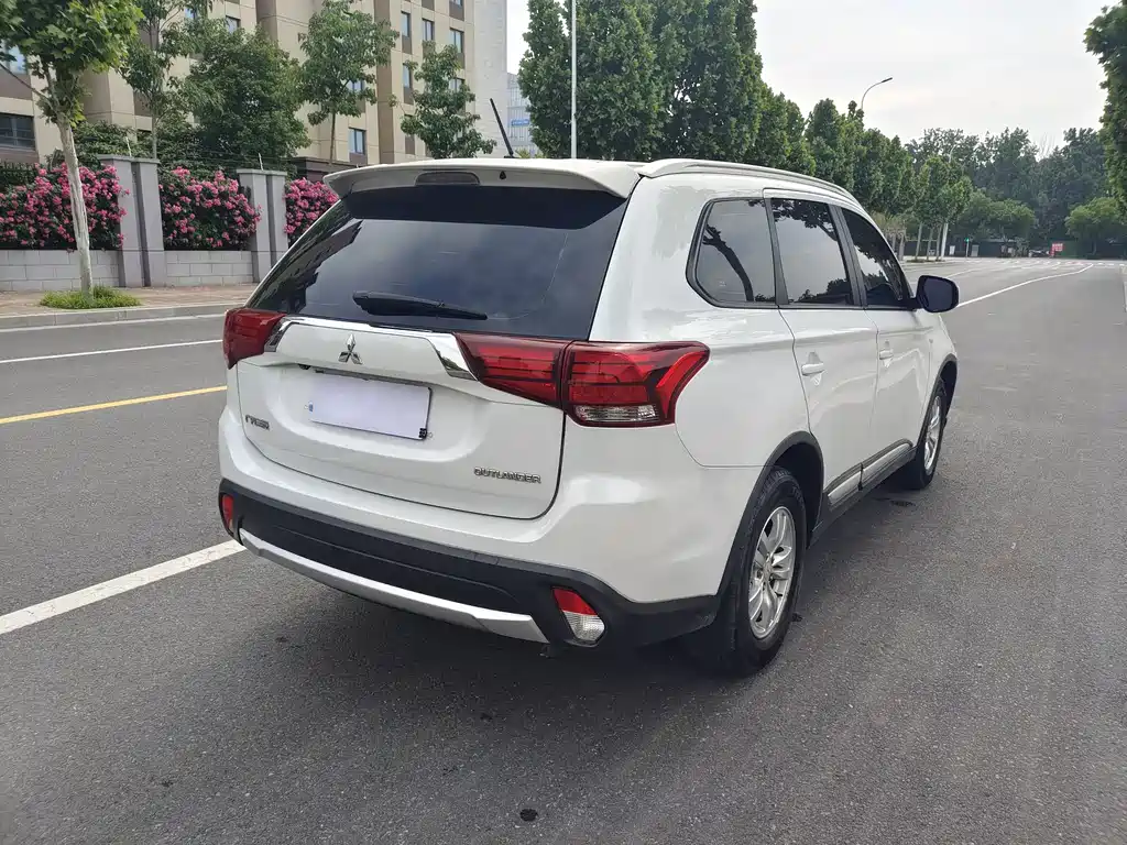 Mitsubishi Outlander 2017 — фото 15