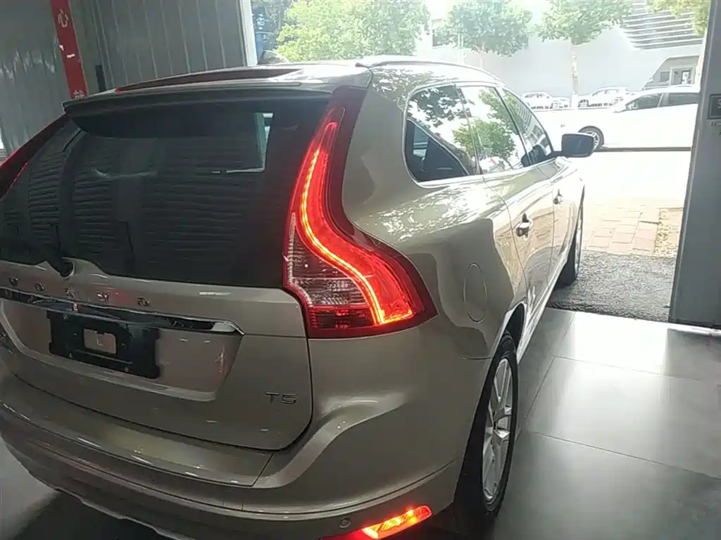 Volvo XC60 2017 — фото 8