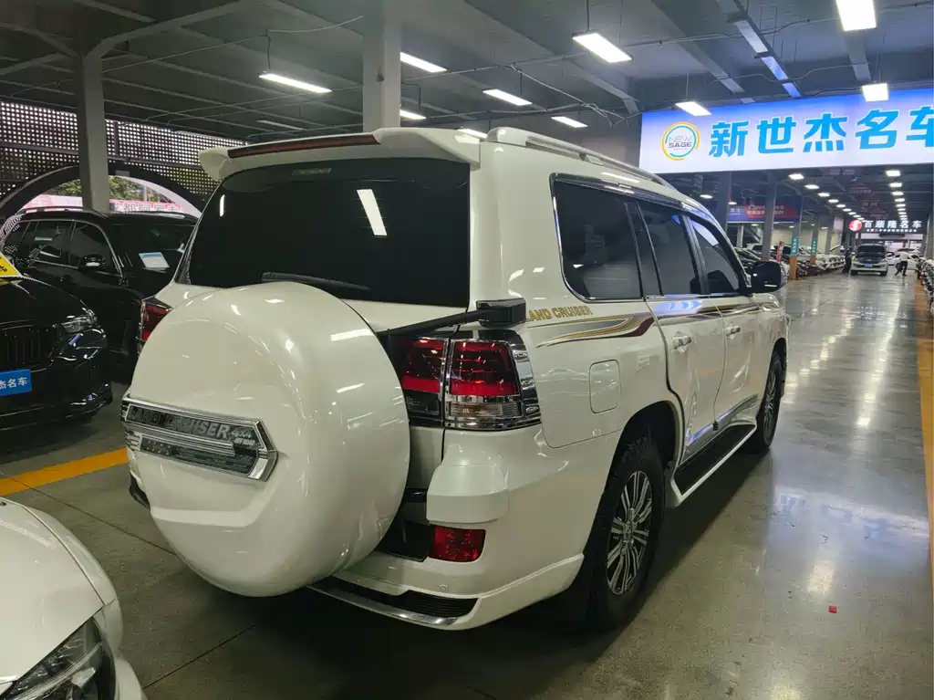 Toyota Land Cruiser 2017 — фото 8