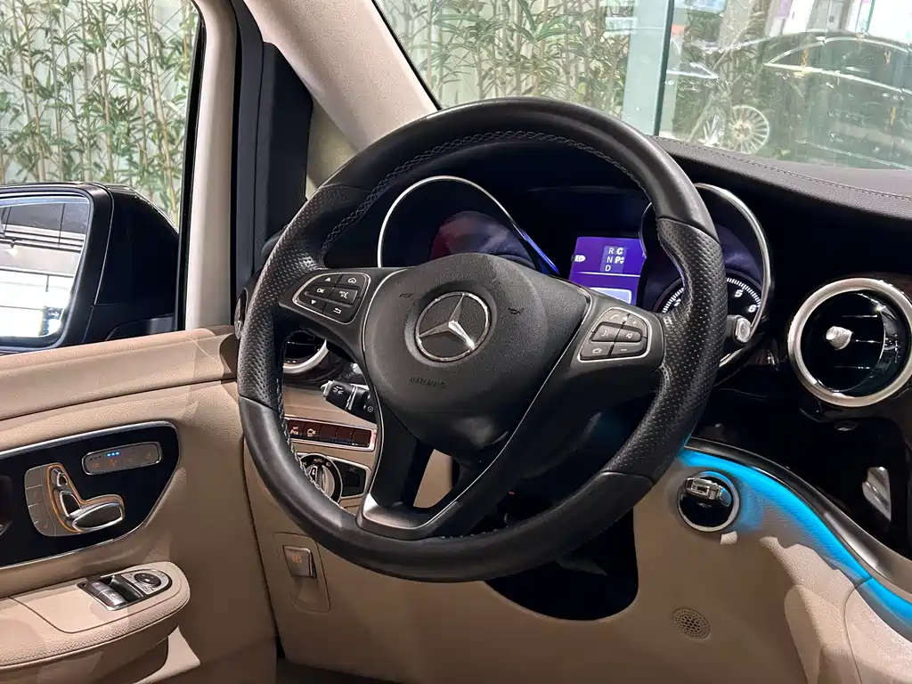 Mercedes-Benz V-Class 2017 — фото 18
