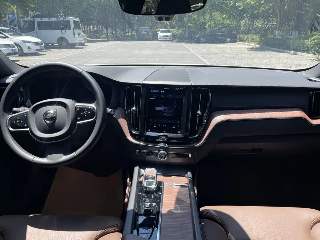 Volvo XC60 2025 — фото 12