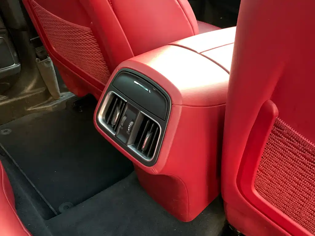 Maserati Levante 2018 — фото 30