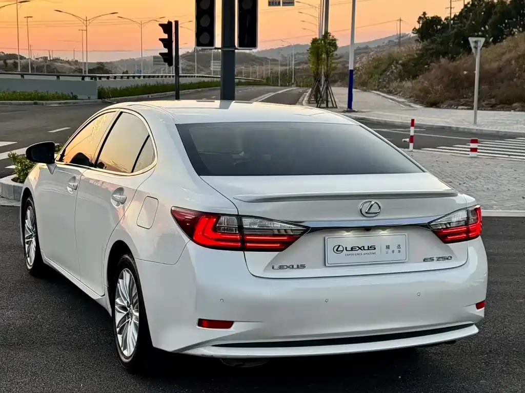 Lexus ES 2016 — фото 9