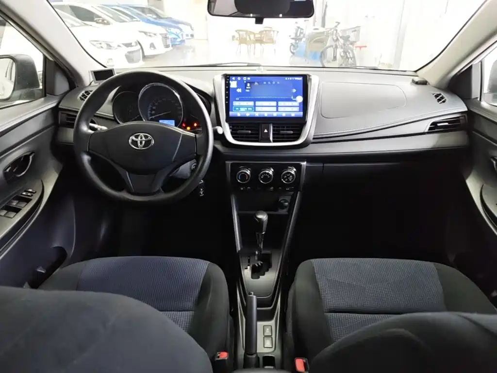 Toyota Yaris L 2017 — фото 10