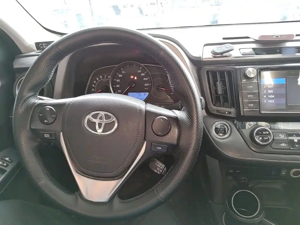 Toyota RAV4 2018 — фото 10
