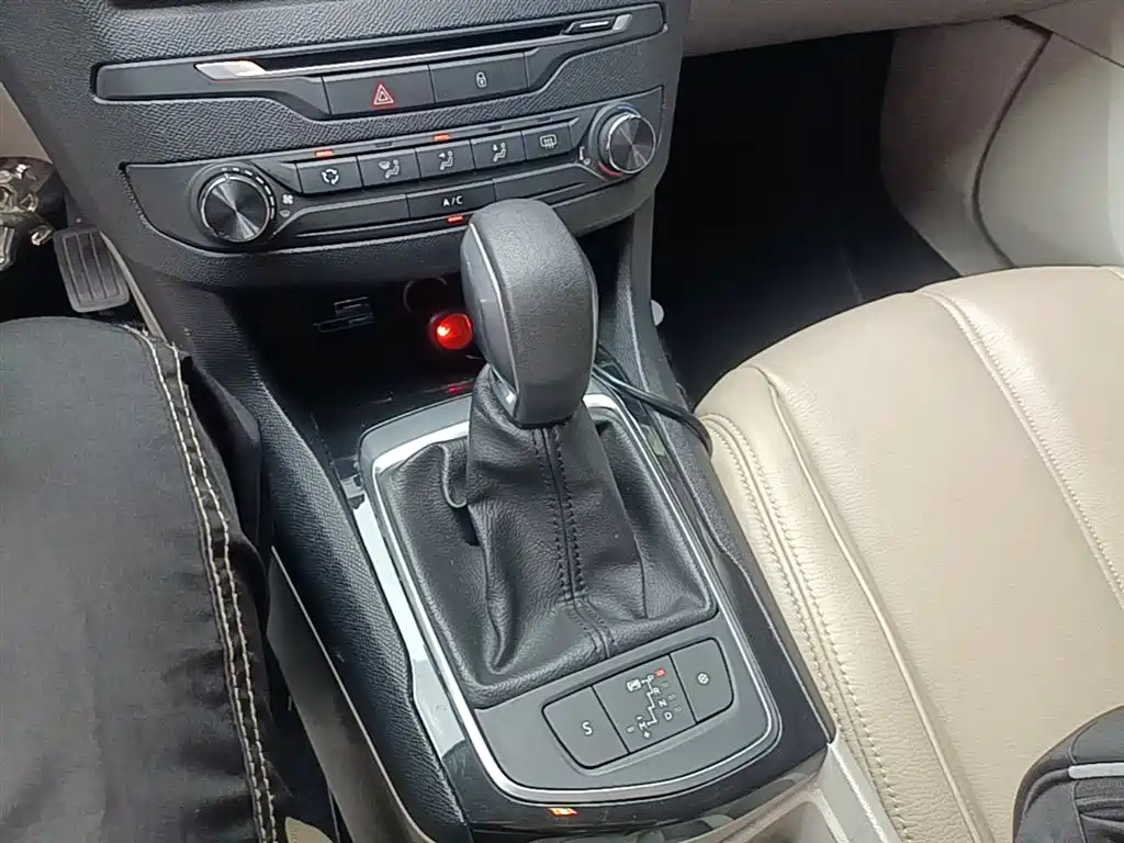 Peugeot 408 2015 — фото 14