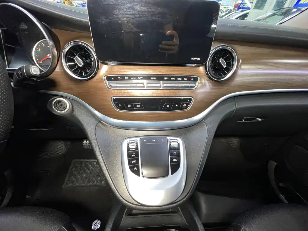 Mercedes-Benz V-Class 2022 — фото 15
