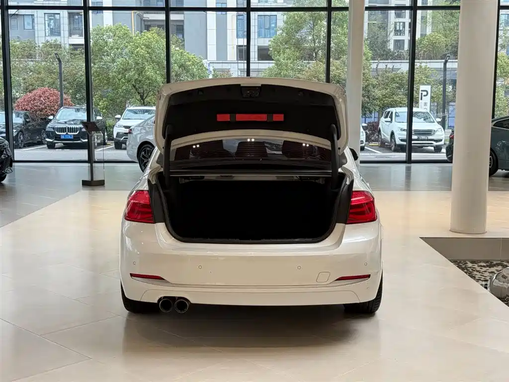BMW 3 Series 2018 — фото 15