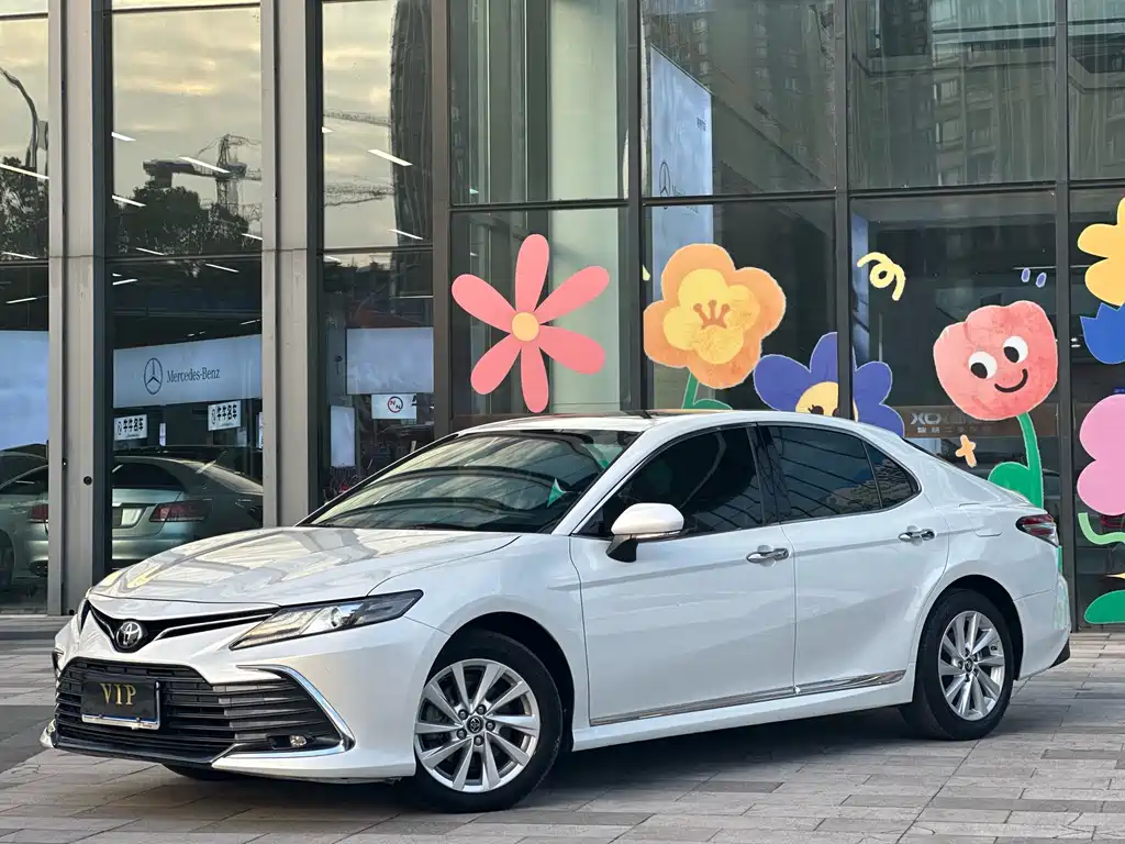 Toyota Camry 2022 — фото 1