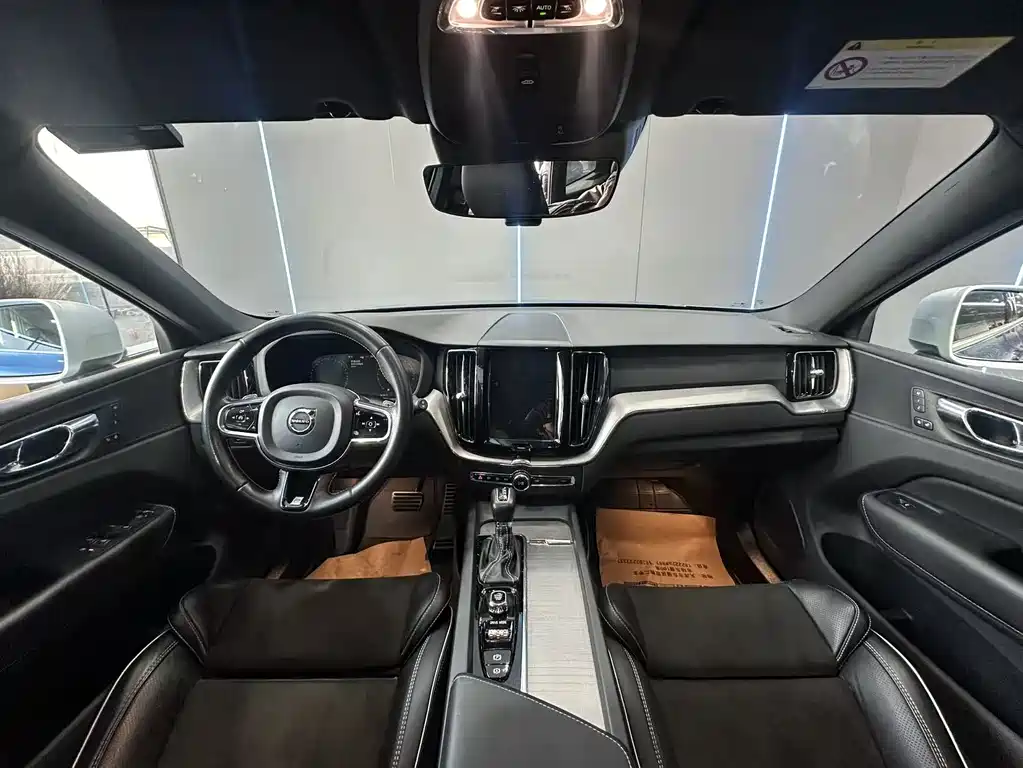 Volvo XC60 2019 — фото 9