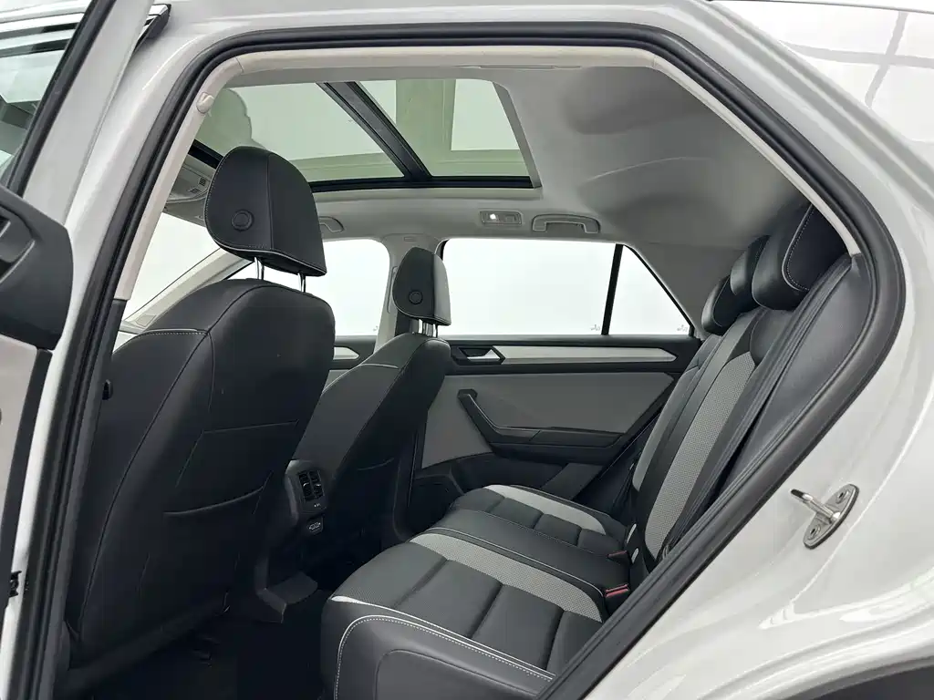 Volkswagen T-Roc 2023 — фото 6