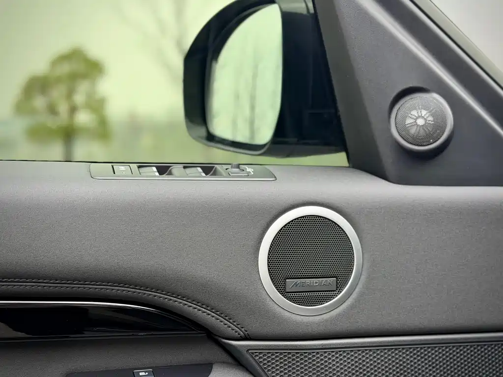 Land Rover Discovery 2024 — фото 10