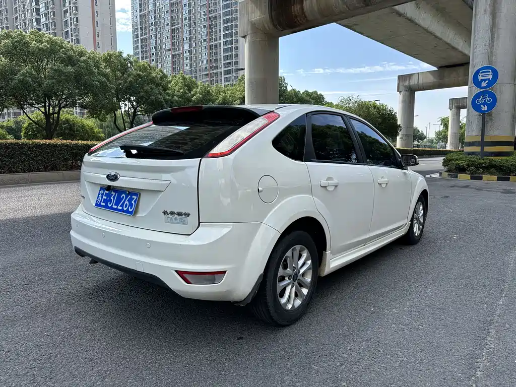 Ford Focus 2011 — фото 4