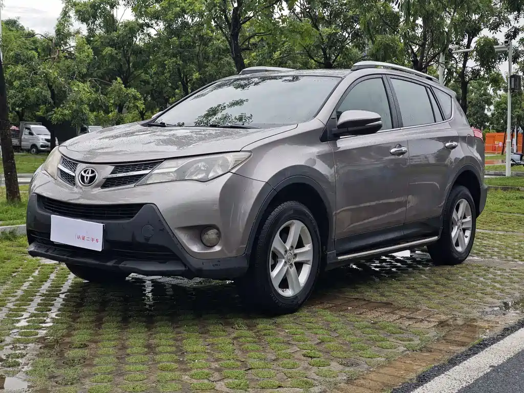 Toyota RAV4 2013 — фото 1