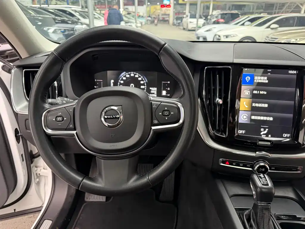 Volvo XC60 2018 — фото 16