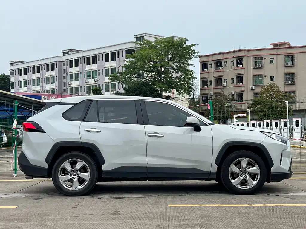 Toyota RAV4 2020 — фото 6
