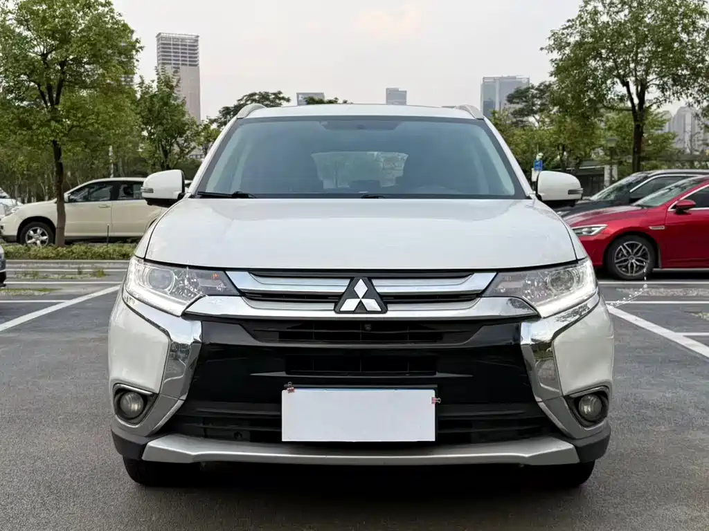 Mitsubishi Outlander 2018 — фото 2