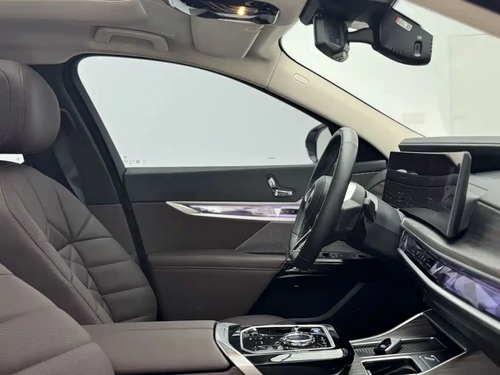 BMW i7 2025 — фото 14