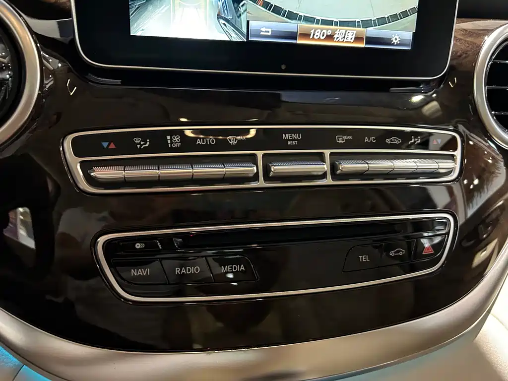 Mercedes-Benz V-Class 2017 — фото 11