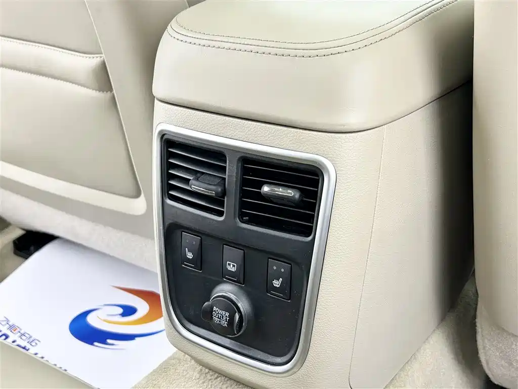 Chrysler 300C 2015 — фото 14