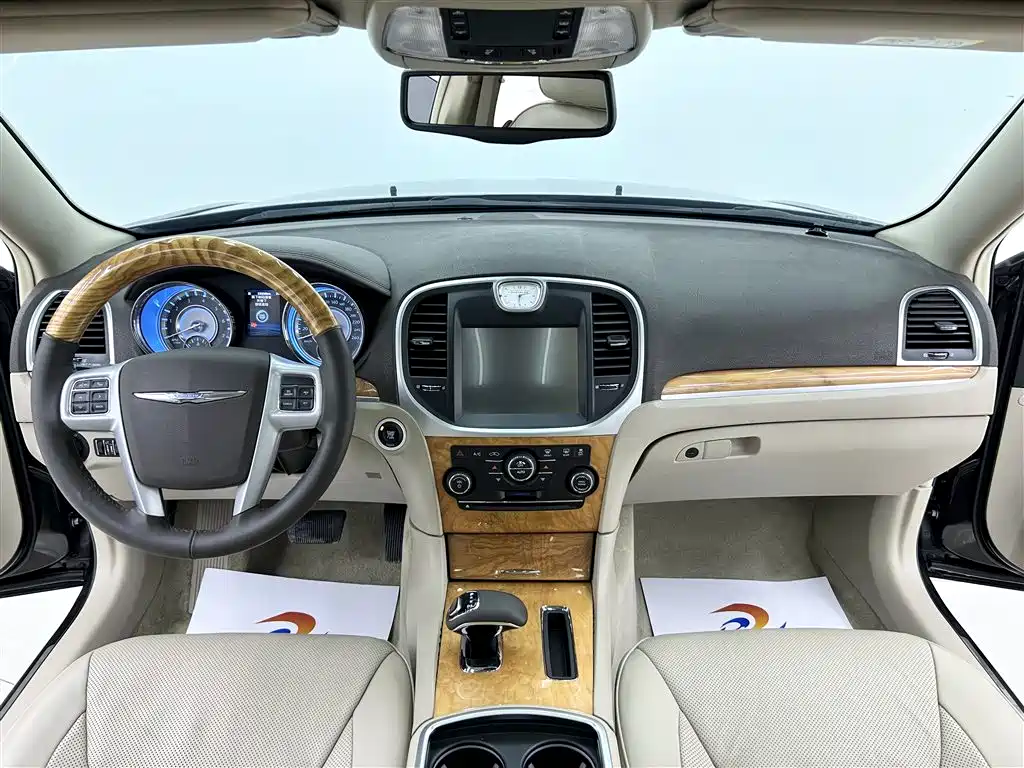 Chrysler 300C 2015 — фото 16