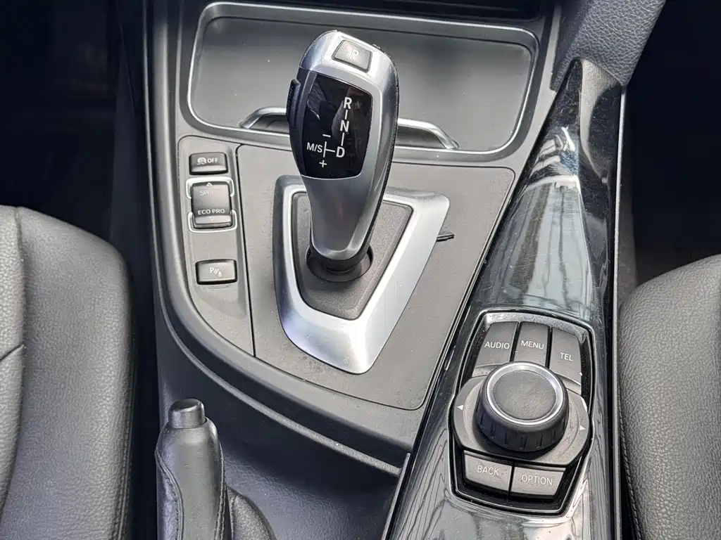 BMW 3 Series 2017 — фото 14