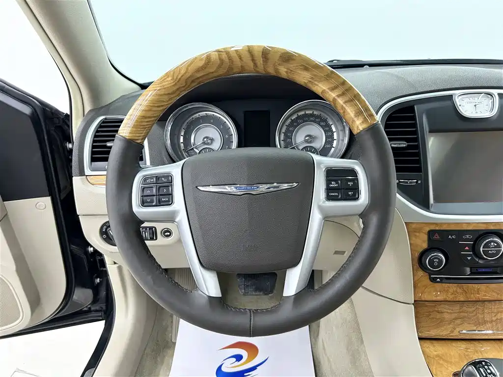 Chrysler 300C 2015 — фото 17