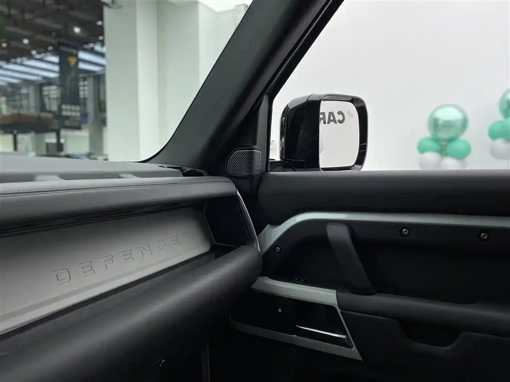 Land Rover Defender 2023 — фото 24