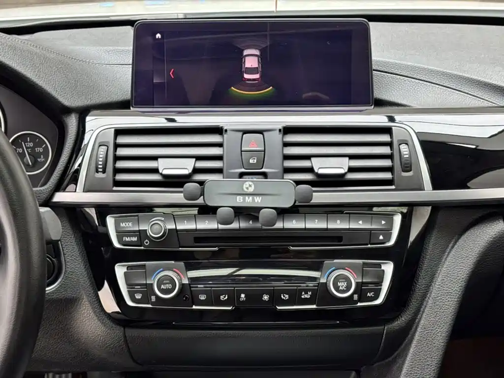 BMW 3 Series 2018 — фото 10