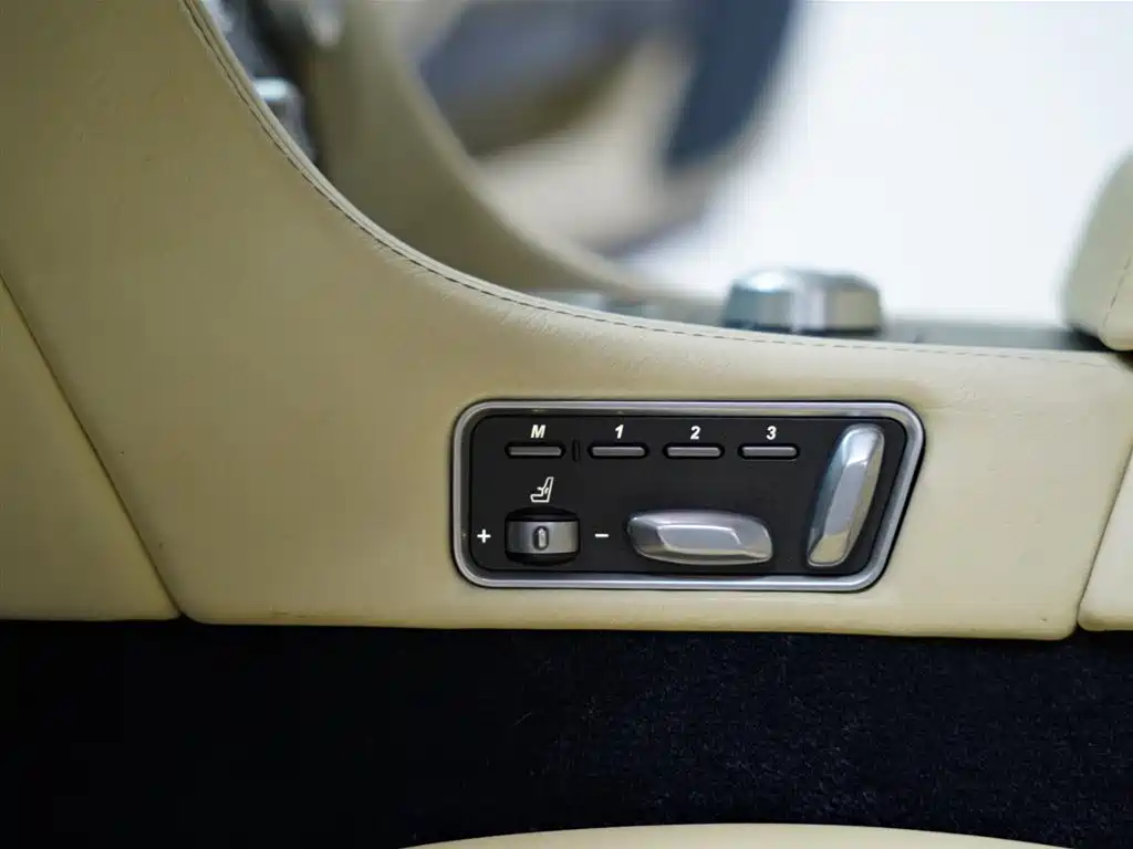 Aston Martin Rapide 2011 — фото 33