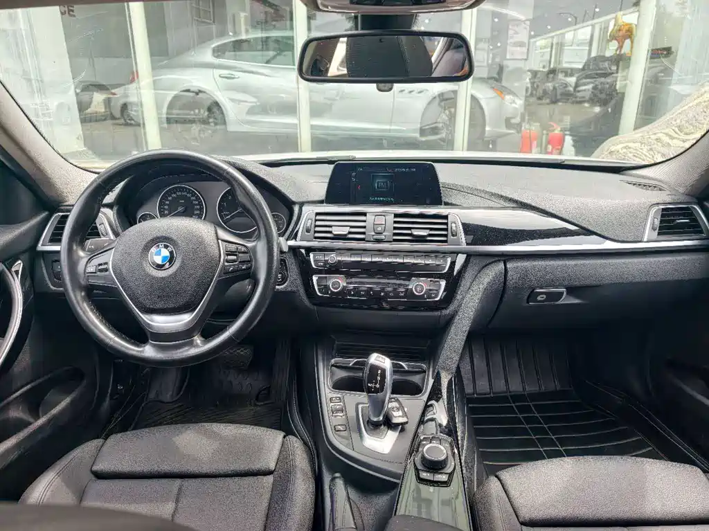 BMW 3 Series 2018 — фото 8