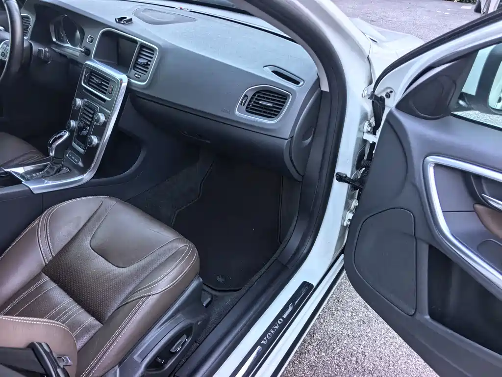 Volvo S60 Plug-In Hybrid 2015 — фото 19