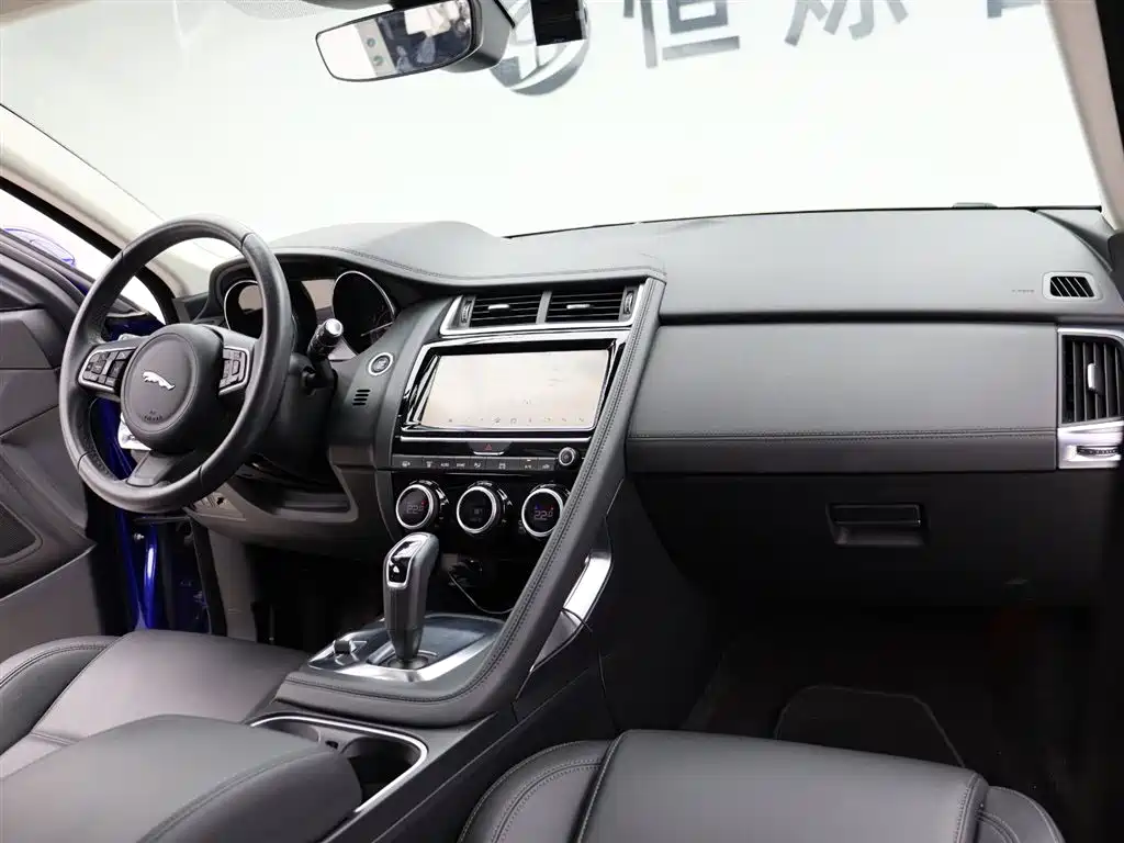 Jaguar E-PACE 2021 — фото 20