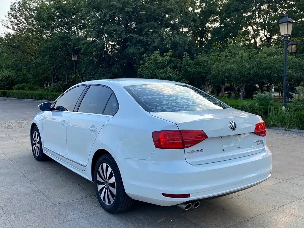 Volkswagen Sagitar 2015