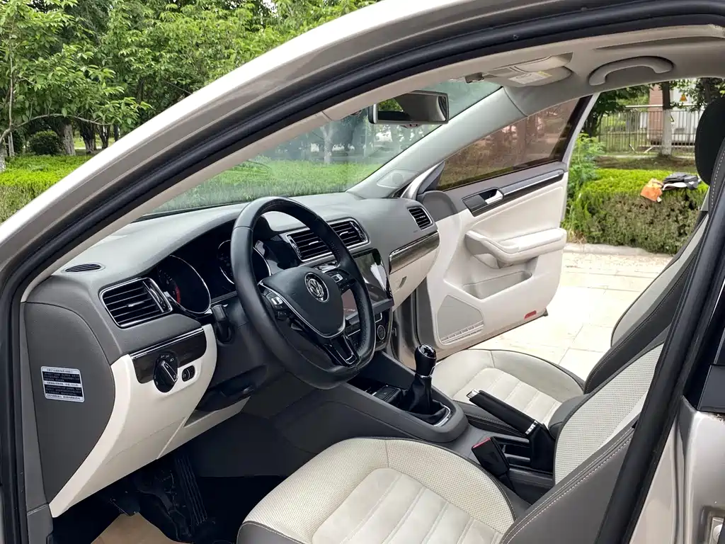 Volkswagen Sagitar 2015