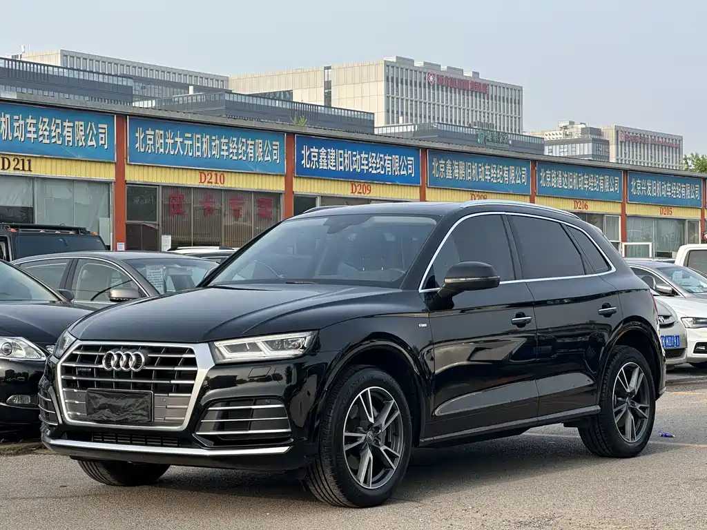 Audi Q5L 2020 — фото 1