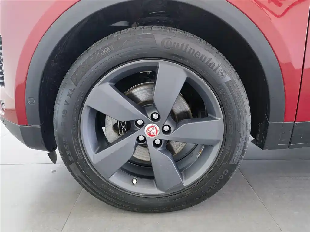 Jaguar E-PACE 2018 — фото 17