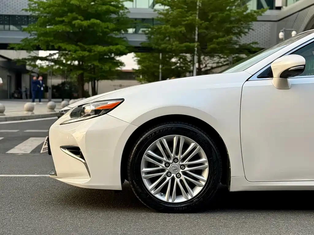 Lexus ES 2016 — фото 8